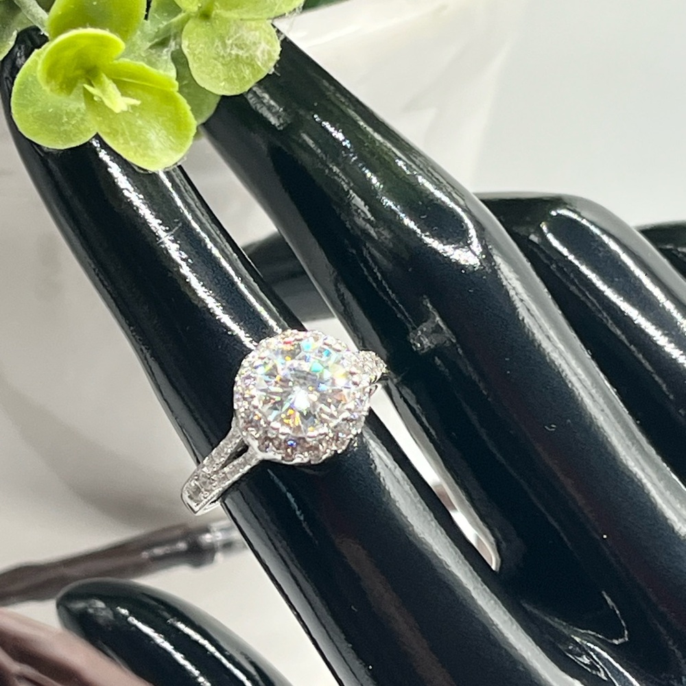 🌙 C593 - Exquisite 925 Stirling silver with 2 carat Moissonite